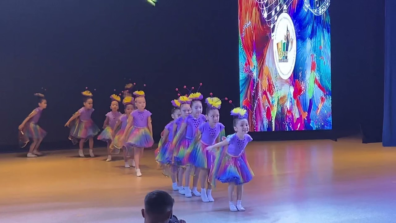 Айсана танец бабочки Айсезім тобы