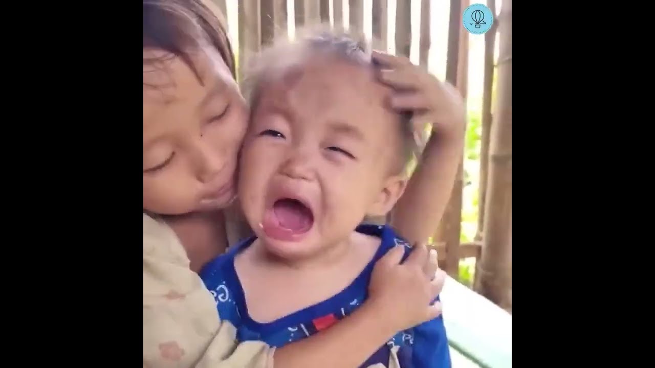 OMG😱Orphan Girl Is So Smart She Is Takeing Good Care Of Her Younger Sister 🥹😭 