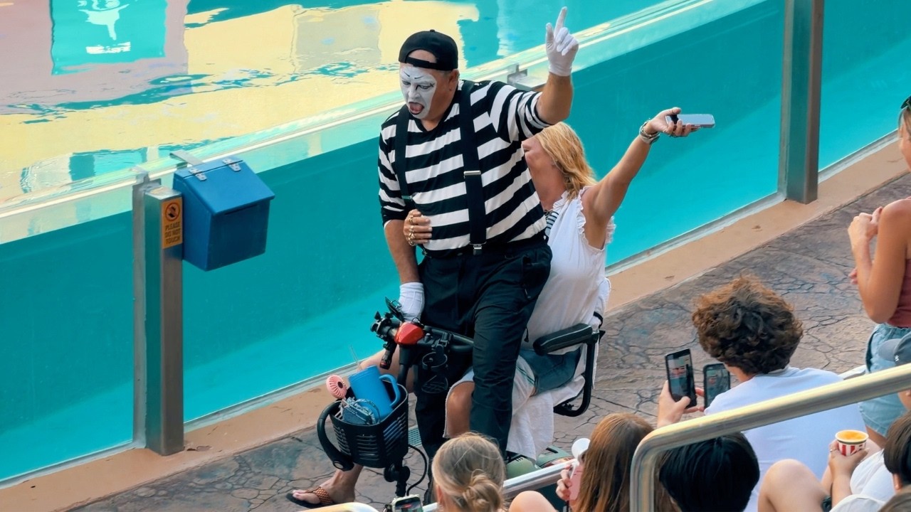The Most HILARIOUS Mime You'll Ever See (Tom the Mime)