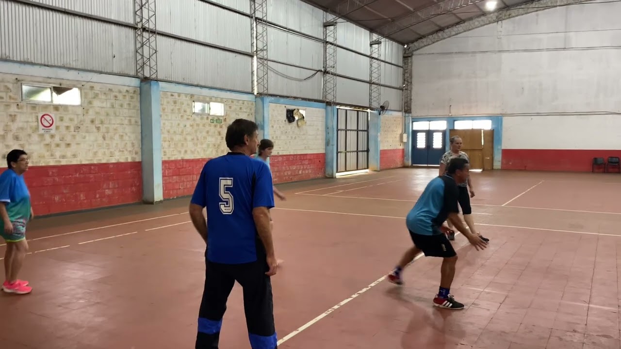 Entrenando la asistencia al receptor, punto clave para mejorar la recepción.