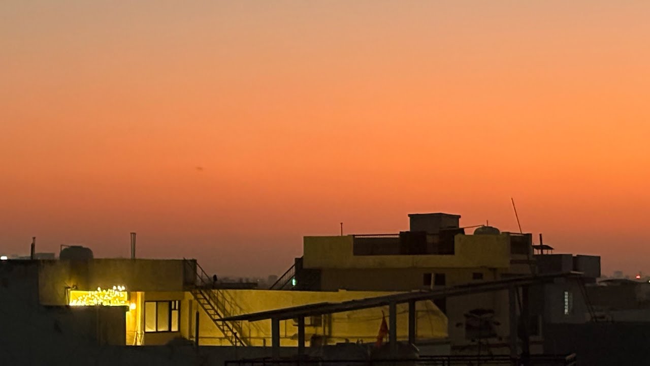 600sqf की छत पर आज मैं गया बहां सब कम्पलीट हो गया है आज लोहा बांध रहा था 