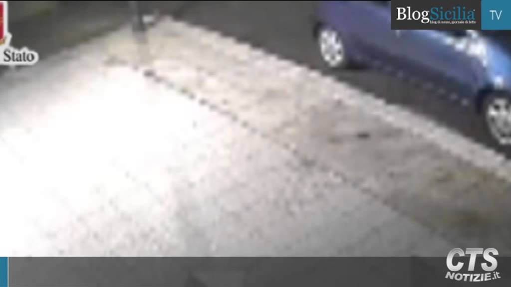Palermo, ripresi dalle telecamere mentre danno fuoco a un'auto