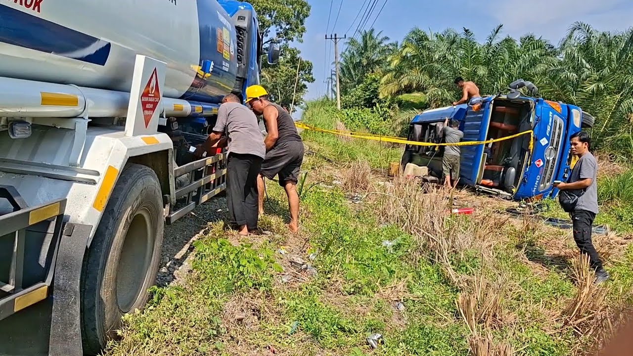 TRUK BBM TERGULING  AKIBAT KENDARAAN SATU ARAH MENYALIP JALAN SEMPIT BAHU JALAN DALAM