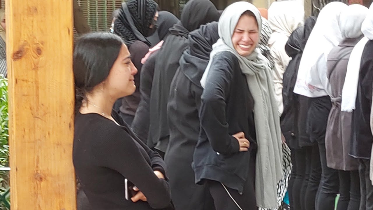 انهيار خطيبة وأصدقاء المذيع الشاب إياد داوود خلال تشييع الجنازة بمسجد مصطفى محمود