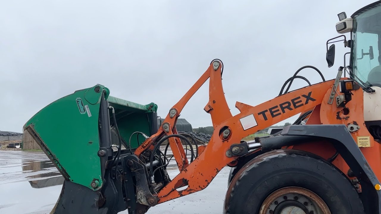 Køb Gummiged Terex TL210 m skovl og gafler på Klaravik