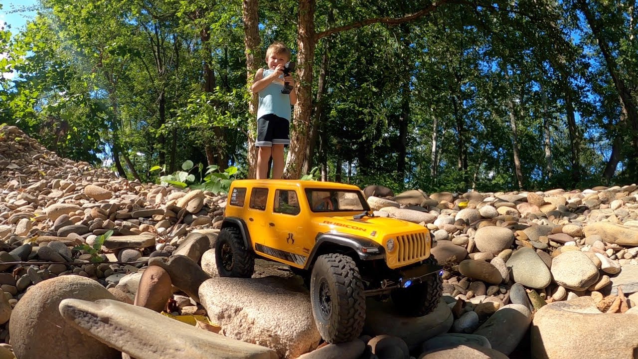 У нас есть крошечный радиоуправляемый автомобиль Jeep Wrangler