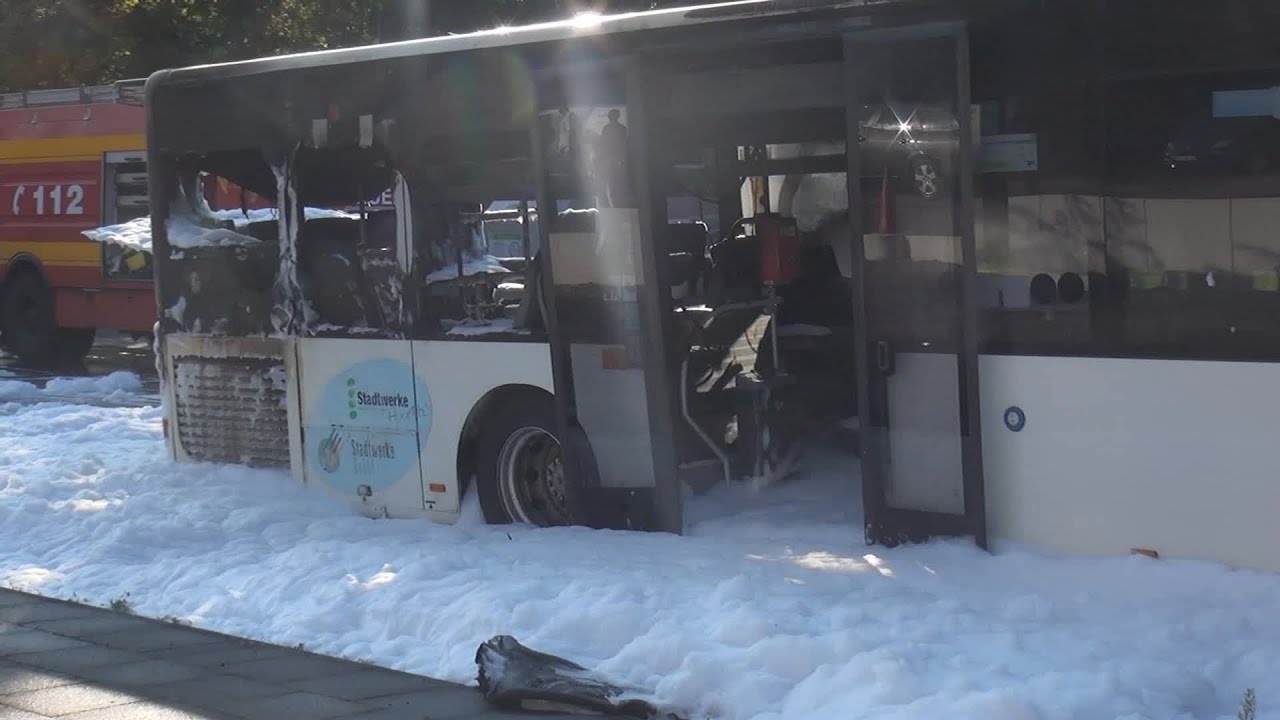 Linienbus brannte - 3 Verletzte Einsatzkräfte in Hürth am 11.09.2015