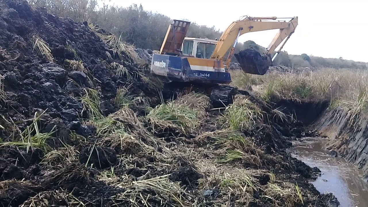 pc 150 da komatsu trabalhando no banhado👍