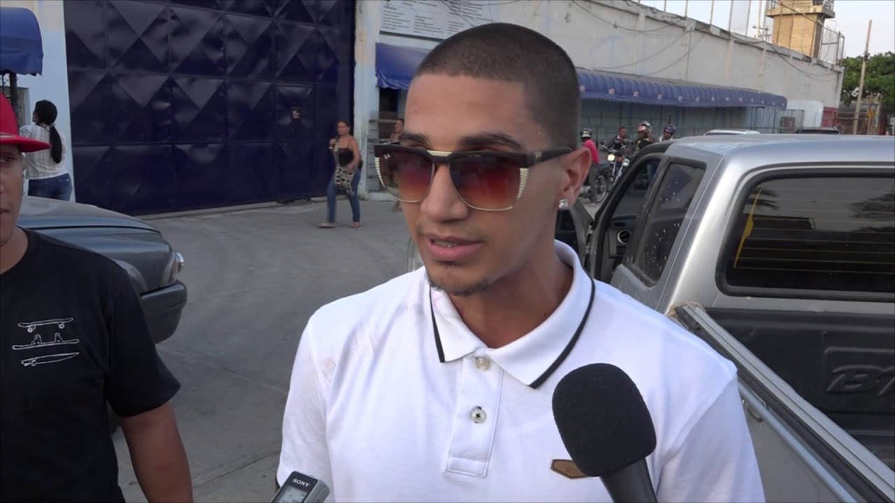 A ritmo de rap MC Killer fue recibido por familiares y amigos a la salida de la Cárcel