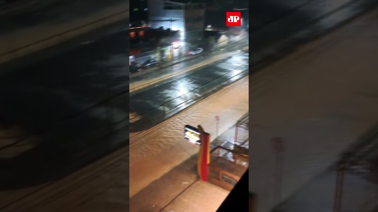 Motoboy &eacute; arrastado por forte enchente em Juiz de Fora (MG) #shorts