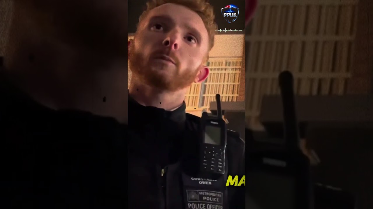 Полицейский хватает за руку невиновного мужчину &mdash; а объяснить причину не может!