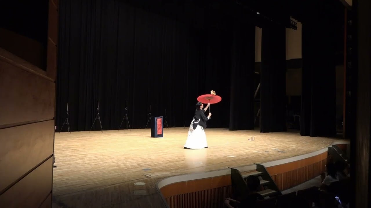 お正月に縁起の良い傘回しパフォーマンス！