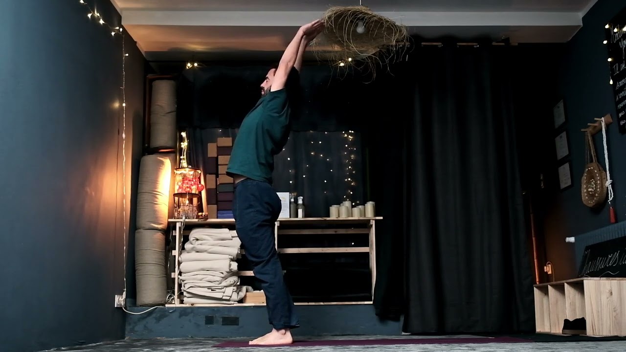 La salutation au soleil Suryanamaskar