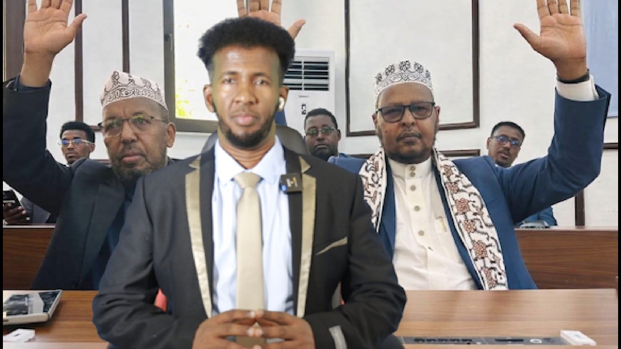 Alla qabyaalada Xumaa Dastuurka xasan sh waxaa u codeeyay  Sheekh Cali Wajiis iyo Shiikh Bashiir,