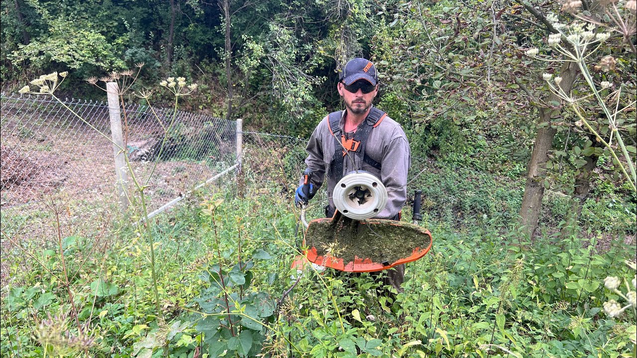 Stihl Fs 511-C with durocut 40-4 trimmer head cutting big grass. (Motocoasa Stihl cu fir de 4 mm .)