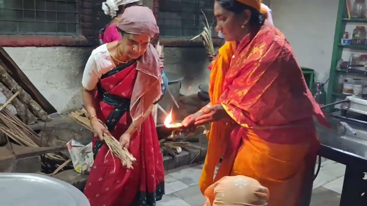 മൂകാംബിക ത്ര്യക്ഷരി പൂജക്ക്‌ അഗ്നിപകരുന്നത് ഇടുക്കിയിലെ സിന്ധു ഗോപിയും ഭർത്താവും.ഭക്തി നിർഭരം 🙏🙏