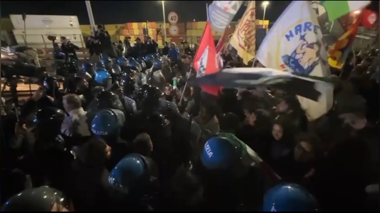 Gaza e Flotilla, corteo a Napoli per la Palestina: manifestanti a contatto con la polizia