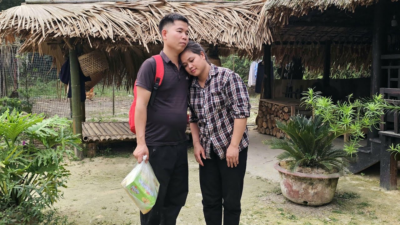 The homeless girl burst into tears when Mr. Khang asked her about the old woman's story.