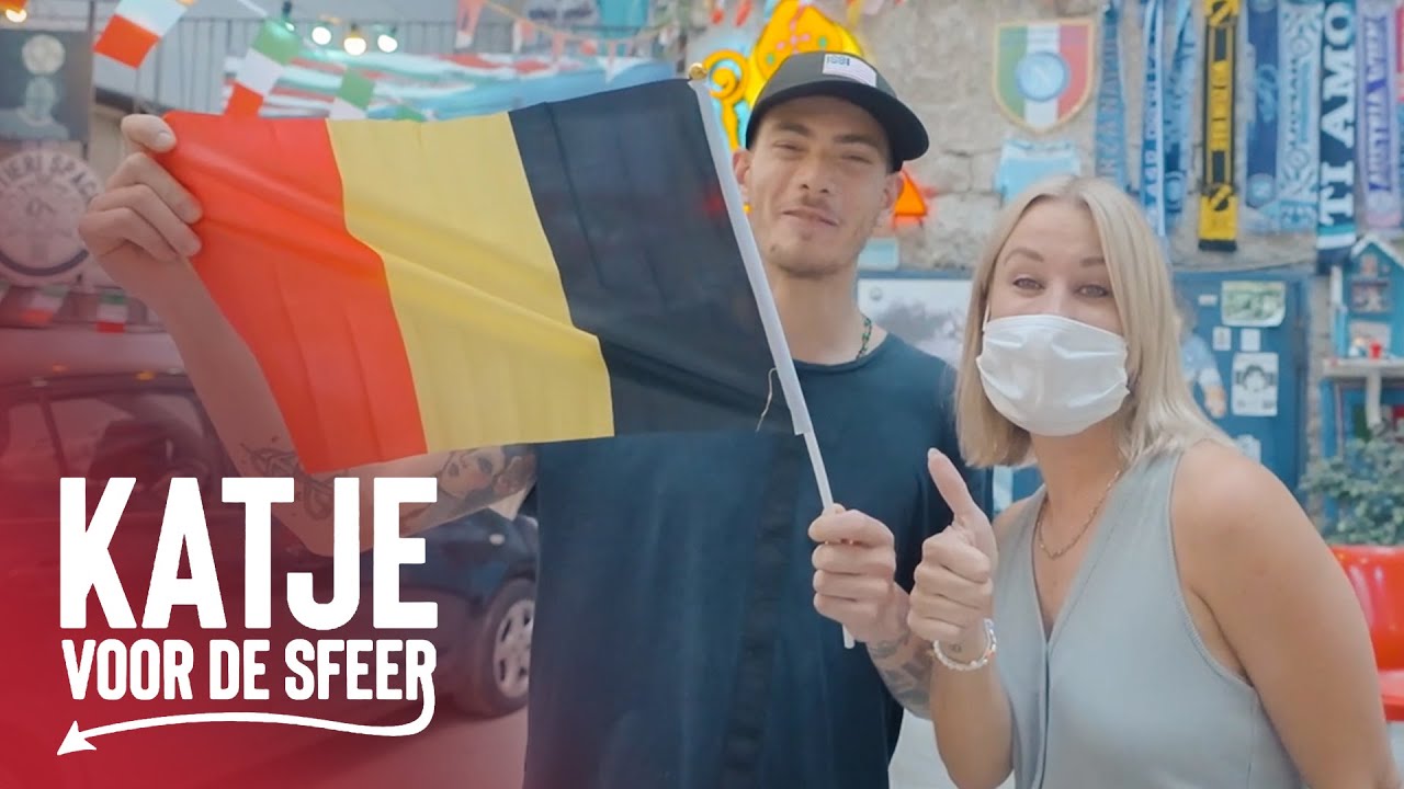 Kat bekeert Italianen op het bijna heilige Maradona-plein | Katje voor de Sfeer