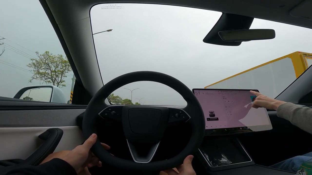 20251219 New model Y 駛出交車中心