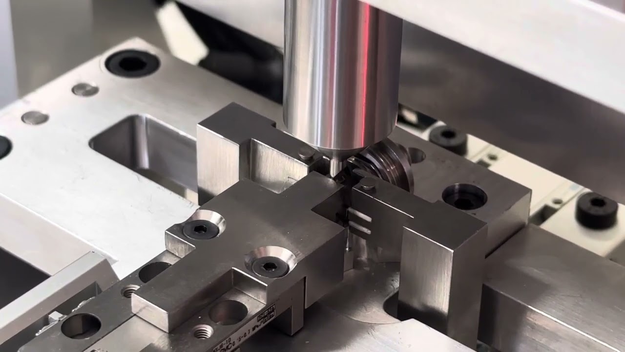 Screwing with torque control - linear and rotary motor technology.