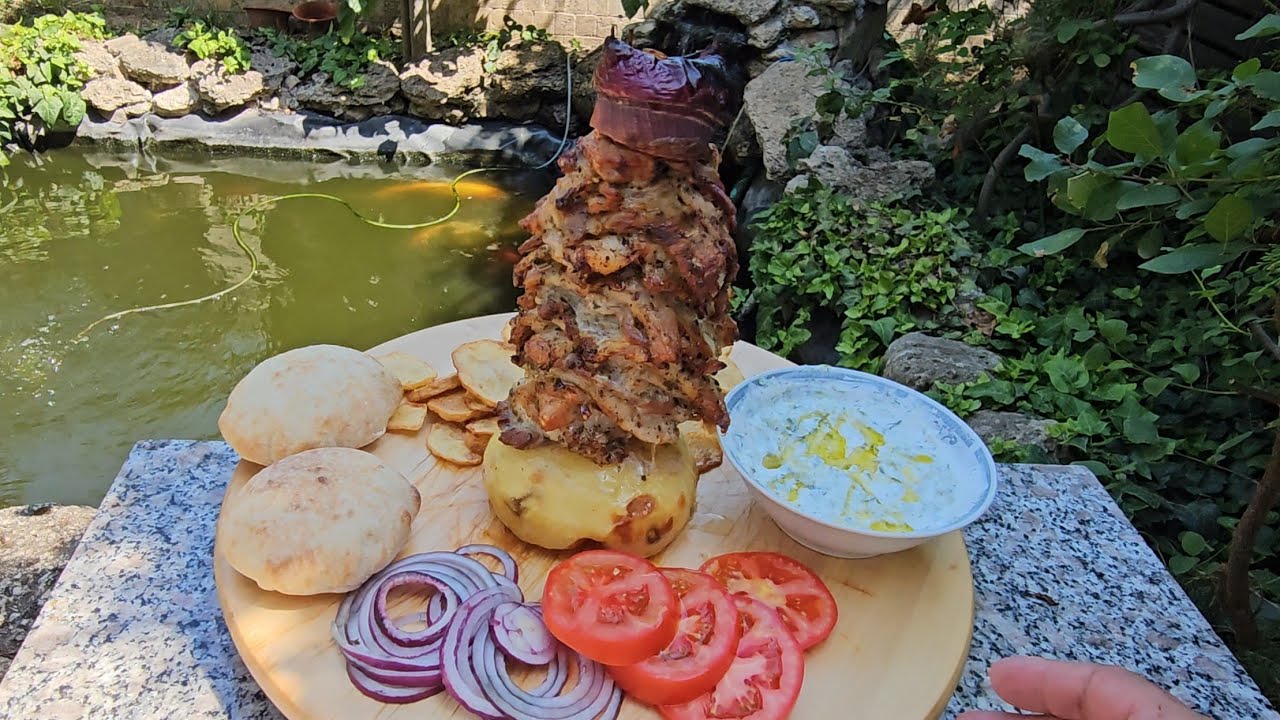 Clip dedicat unui CRIMINAL. Renunț la Yt? Gyros de porc cu chipsuri de cartofi.