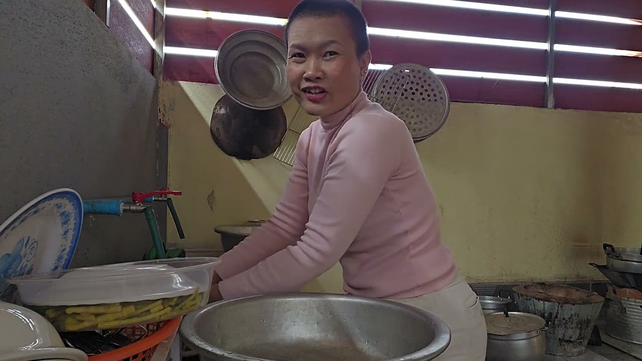  Bambo soup Cooking for Lunch at Aiy Lat Jaidee house.