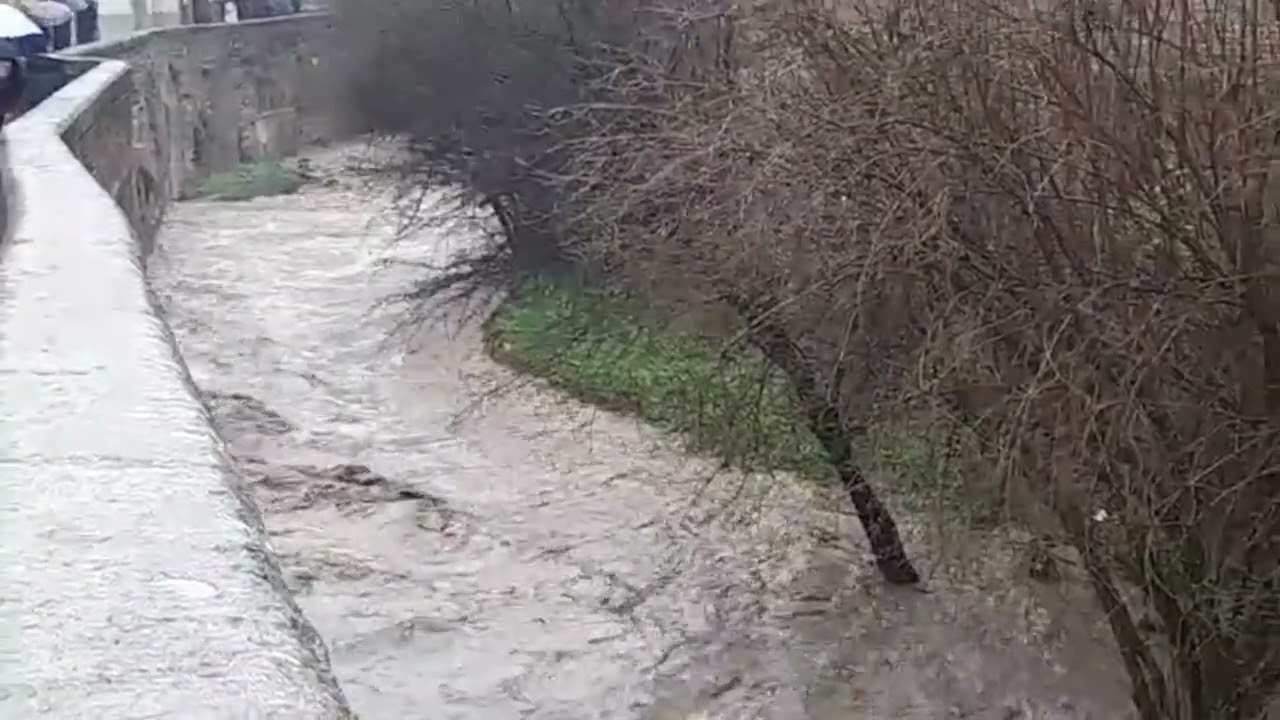 Crecida del río Darro, a su paso por las faldas del Albaicín