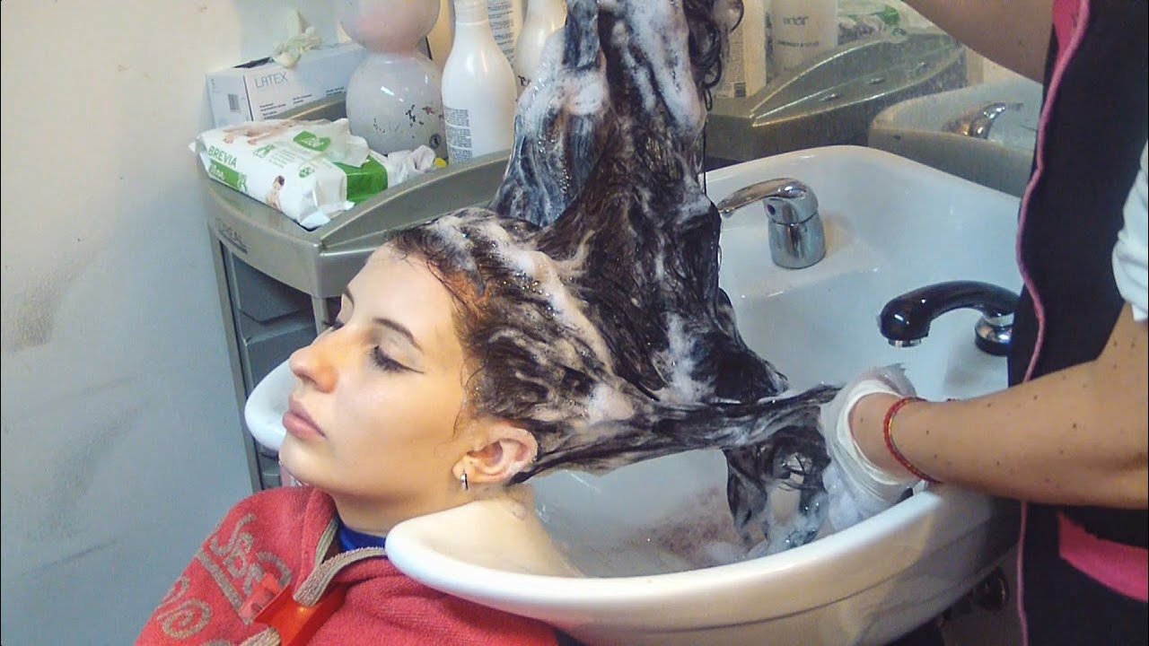 Hair of 16 women massaged in abundant foam during shampoo