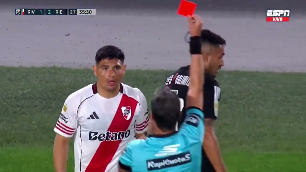 Maxi Salas fue expulsado ante Riestra