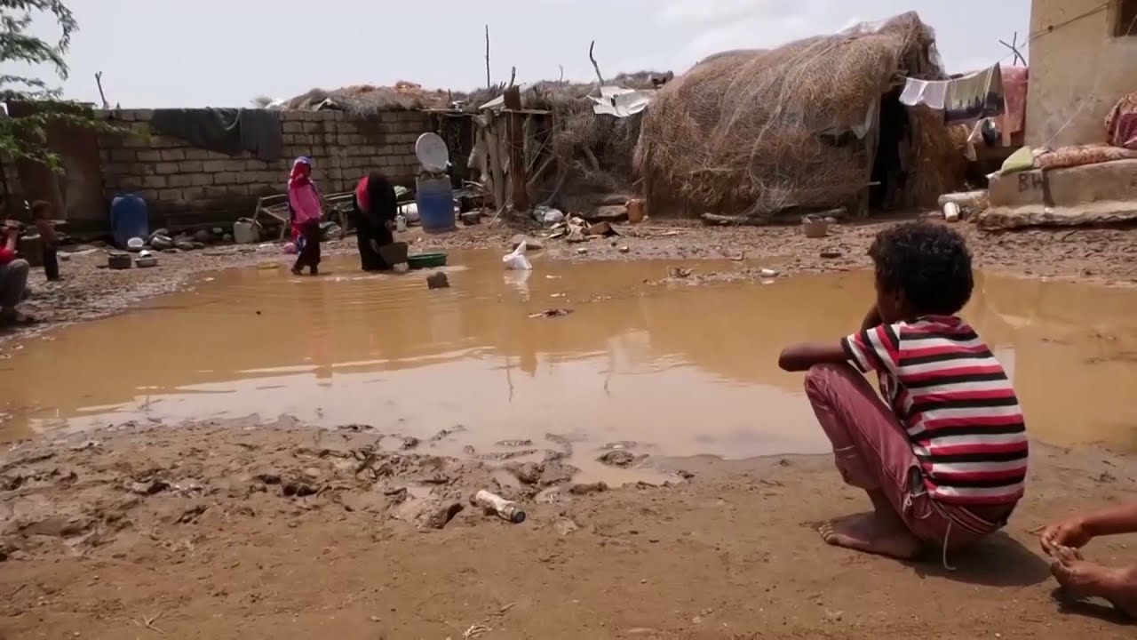 اليمن: أكثر من 700 أسرة نازحة في مخيمات الخوخة تضررت نتيجة الأمطار والسيول