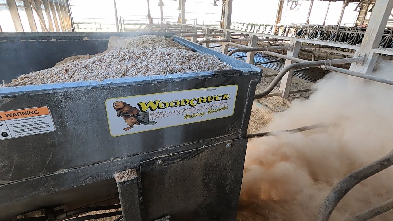 Новый разбрасыватель подстилки и распылитель удобрений Woodchuck