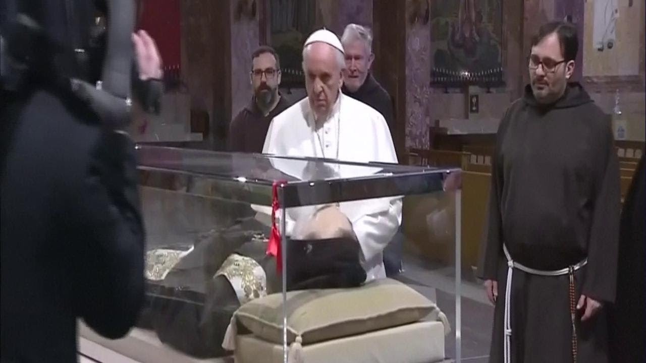 Papa Francesco in preghiera davanti alle spoglie di Padre Pio