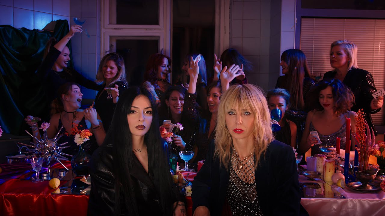 Huncut menyecskék feat. Sisi (OFFICIAL MUSIC VIDEO)