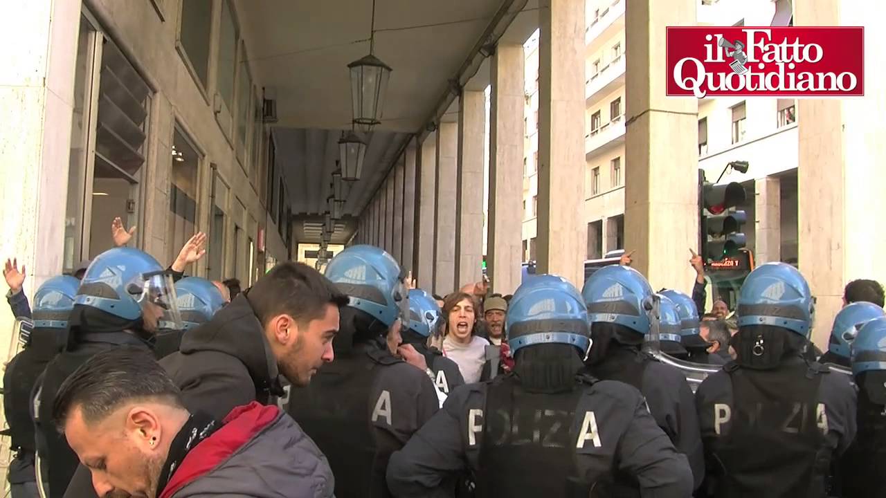 Livorno, lancio di uova e cori contro Salvini: 