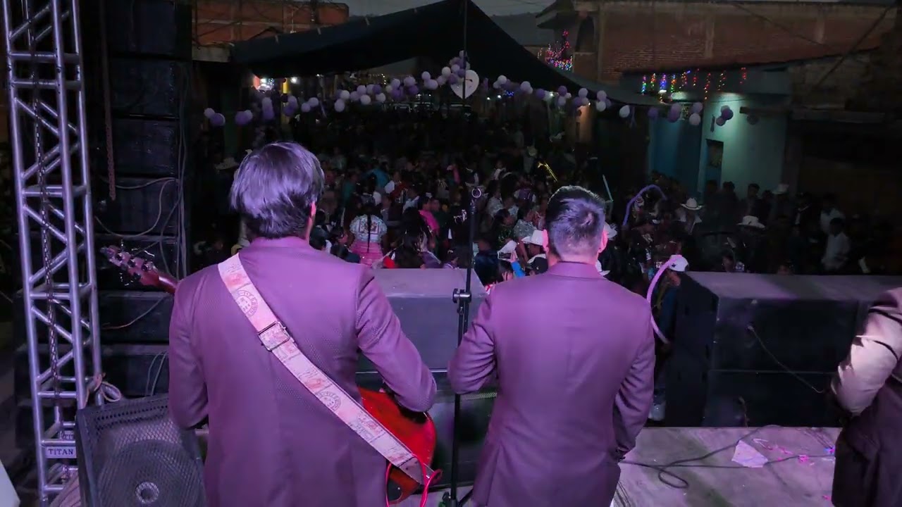Los de capa ilusión purépecha tocando en la quinceañera