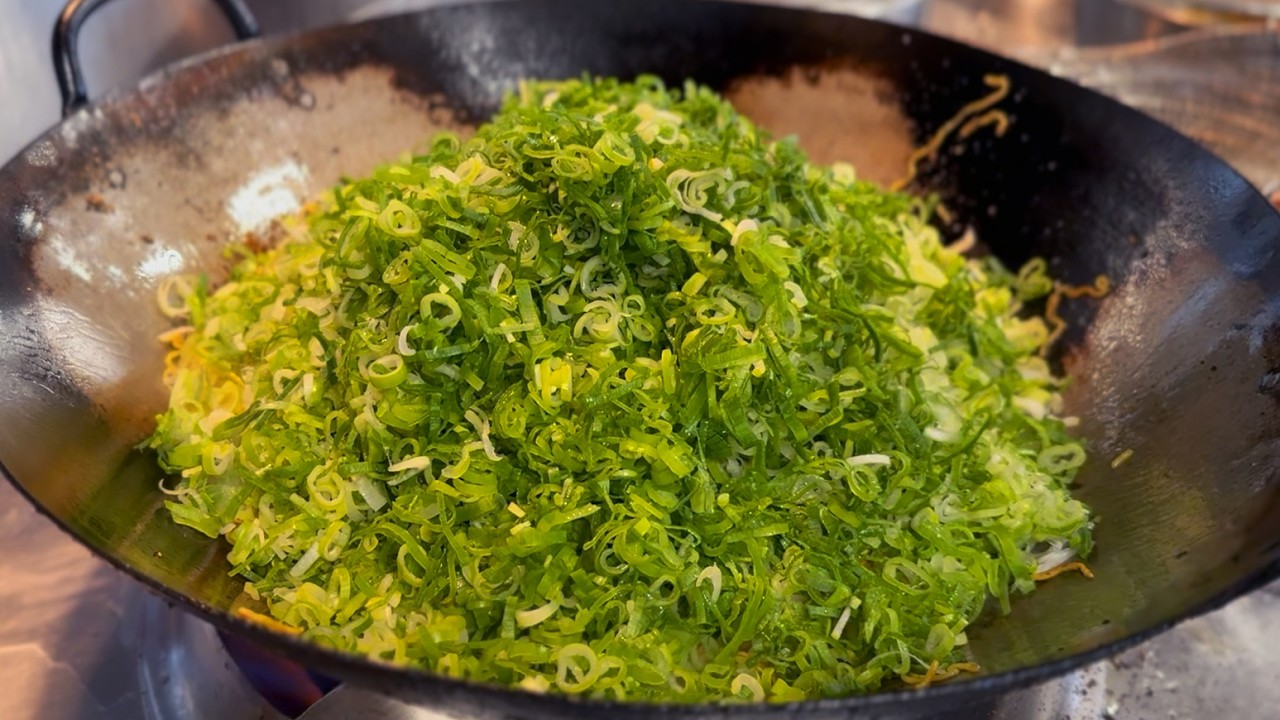 にんにくネギ塩黒胡椒べちゃべちゃ焼きそば　Garlic-Salt Yakisoba Drenched in the Tears of Fresh Scallions