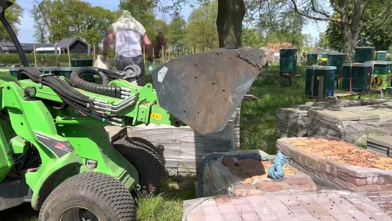 Een bijenzwerm scheppen met een shovel&hellip;