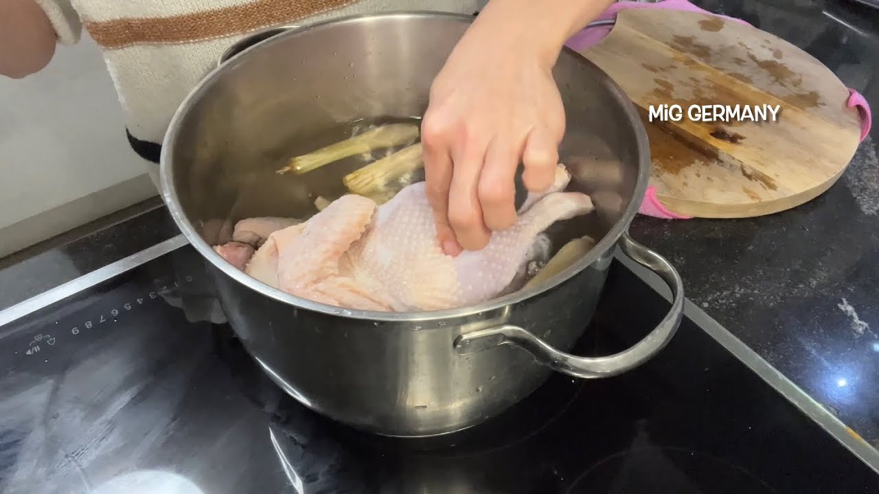 Nhiều người Việt ở Đức th&iacute;ch g&agrave; n&agrave;y. G&agrave; luộc chấm muối ti&ecirc;u chanh | Cuộc sống ở Đức