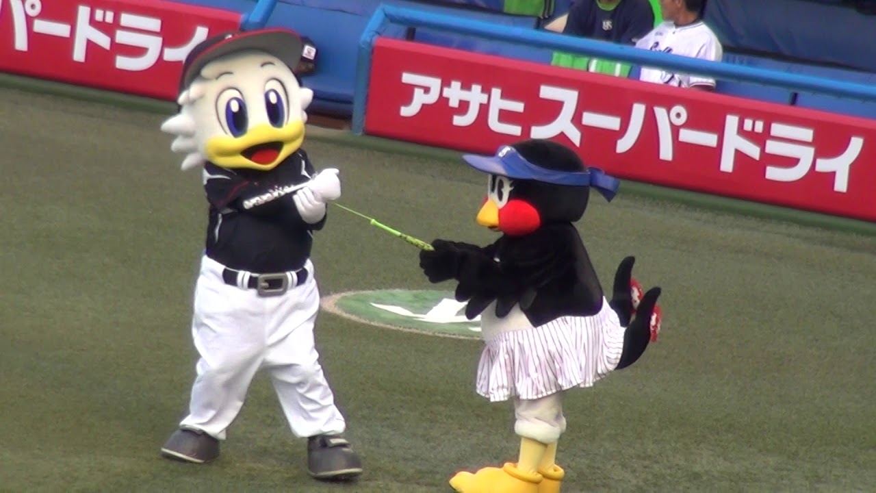 マーくんに背後から近づいて指輪を要求するつばみちゃん
