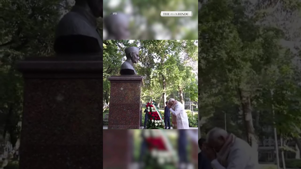 PM Modi pays floral tribute at Lal Bahadur Shastri Memorial in Tashkent