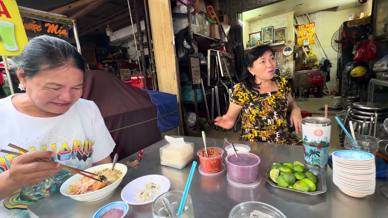 Chị trang mới sáng xóm ăn bún riêu ngon lành chủng buôn bán 