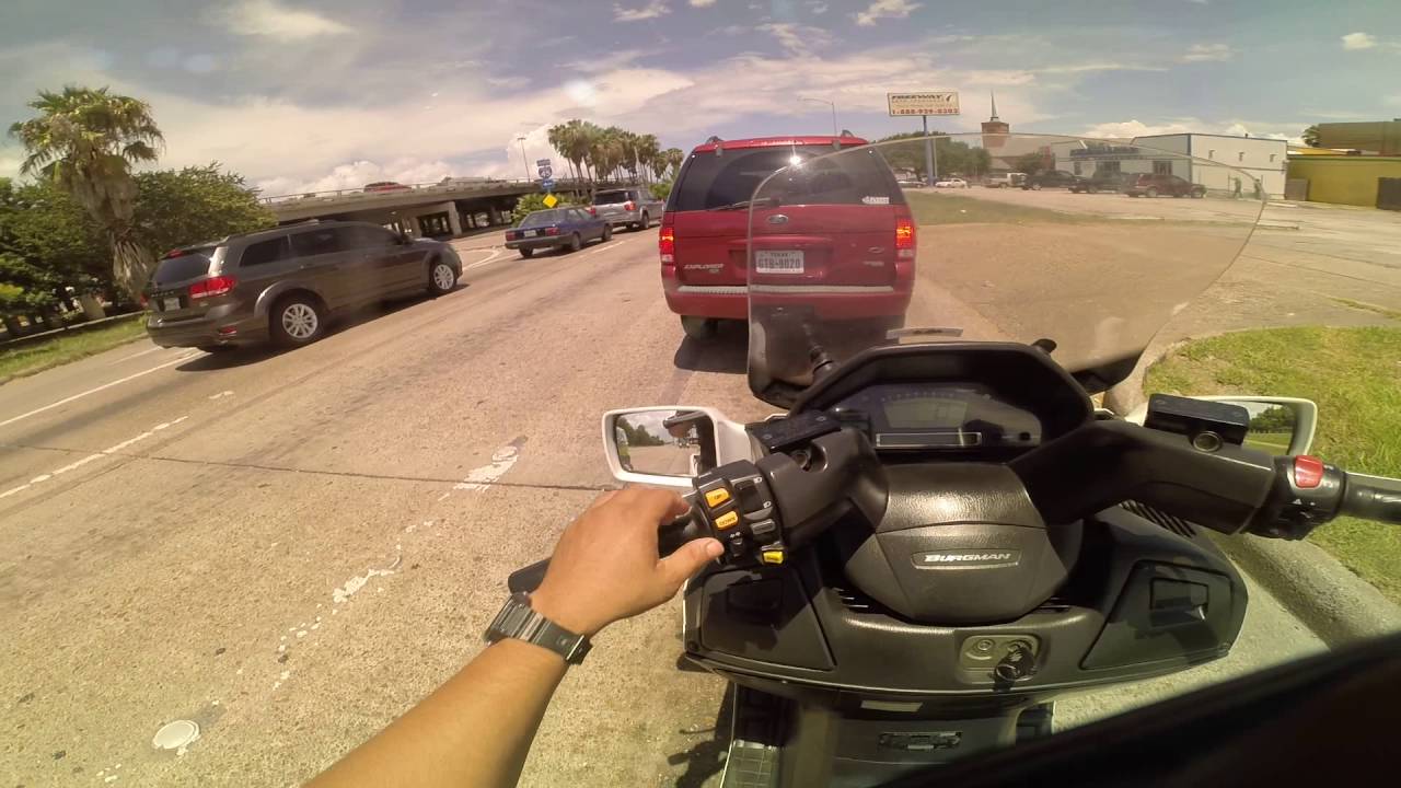 SUZUKI BURGMAN 650 VS HARLEY DAVIDSON