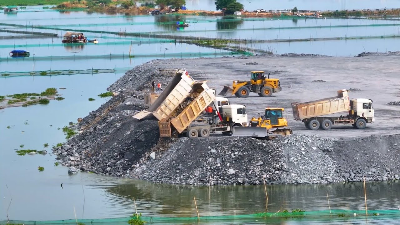 Incredible SHACMAN Delivery 25Ton Fail Loading And Cover Back By SHANTUI Dozer Pushing Soil In Lake