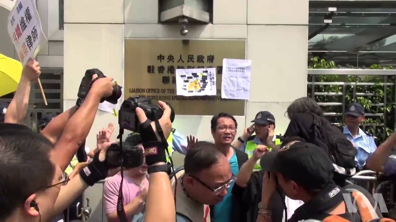 港人游行抗议中国政府抓捕维权律师