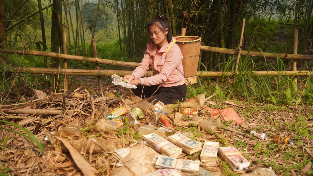 A large sum of money was found in a box buried under the garbage dump by the girl - poor girl