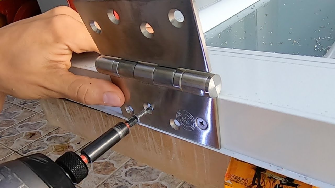 Como instalar goznes en puertas de aluminio y la punta de router para hacerlo