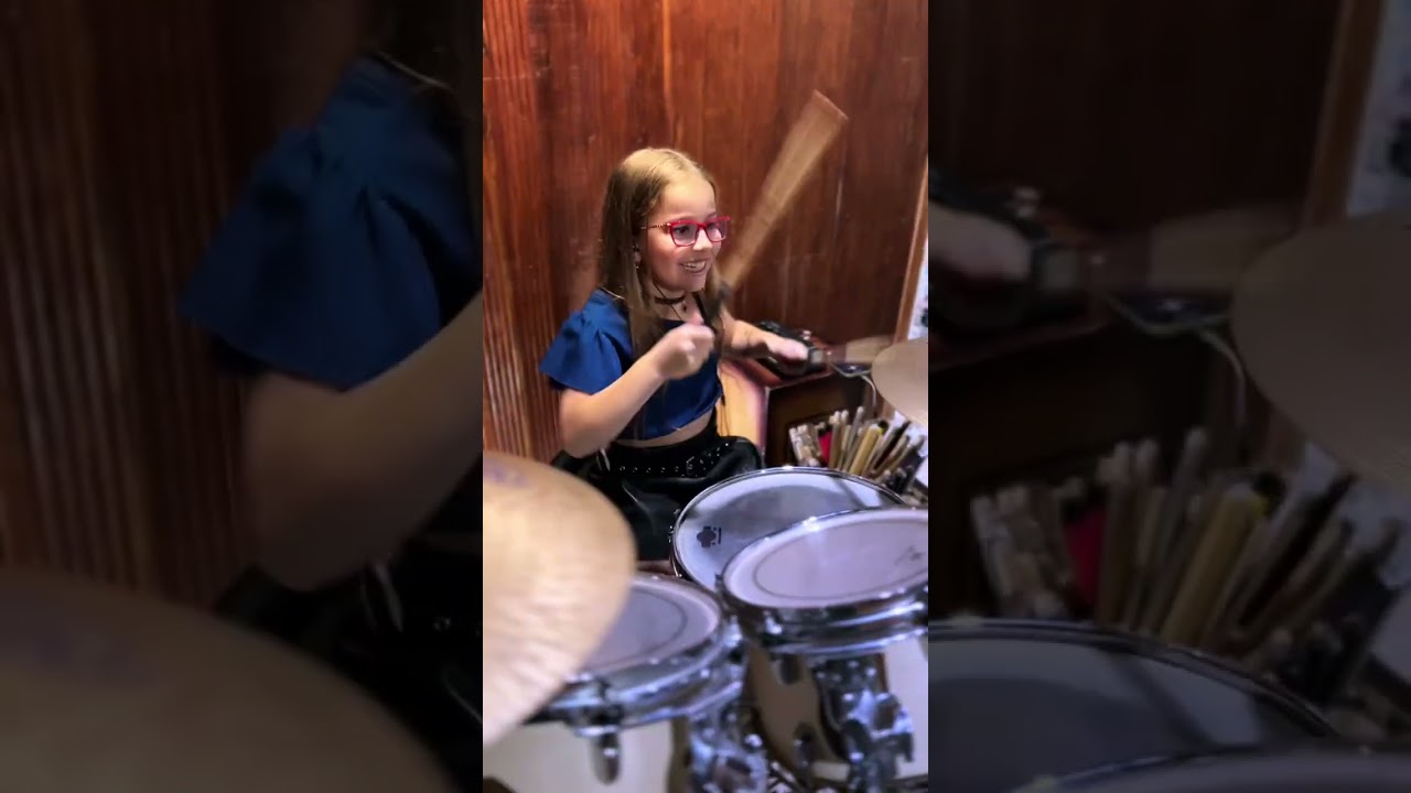 Livy Star 8 anos tocando “Freak” e se divertindo com o professor @lucastagorejacomino 