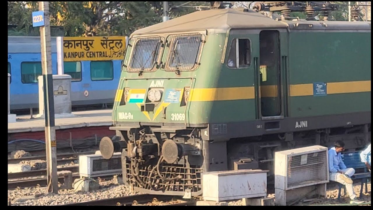 Kanpur Central Overtake Others Train Wow😃 amazing #indianrailways #commute #mumbailocal #traintravel