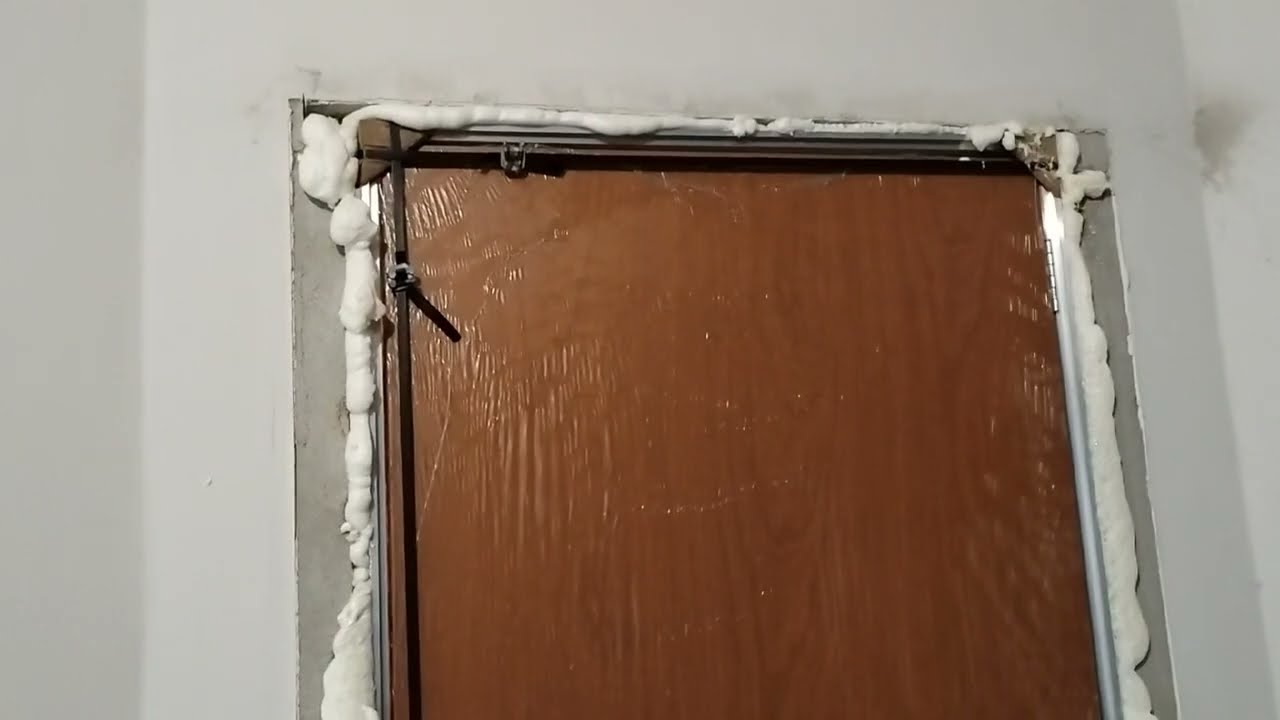 Como colocar uma porta com marco de alumínio